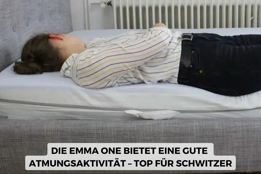 Eine Probeschläferin liegt auf der Emma One
